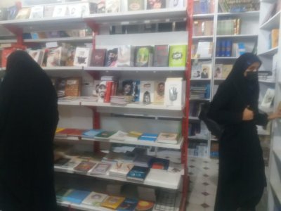 خرید طلاب از کتابفروشی بوستان انتظار به مناسبت هفته کتاب